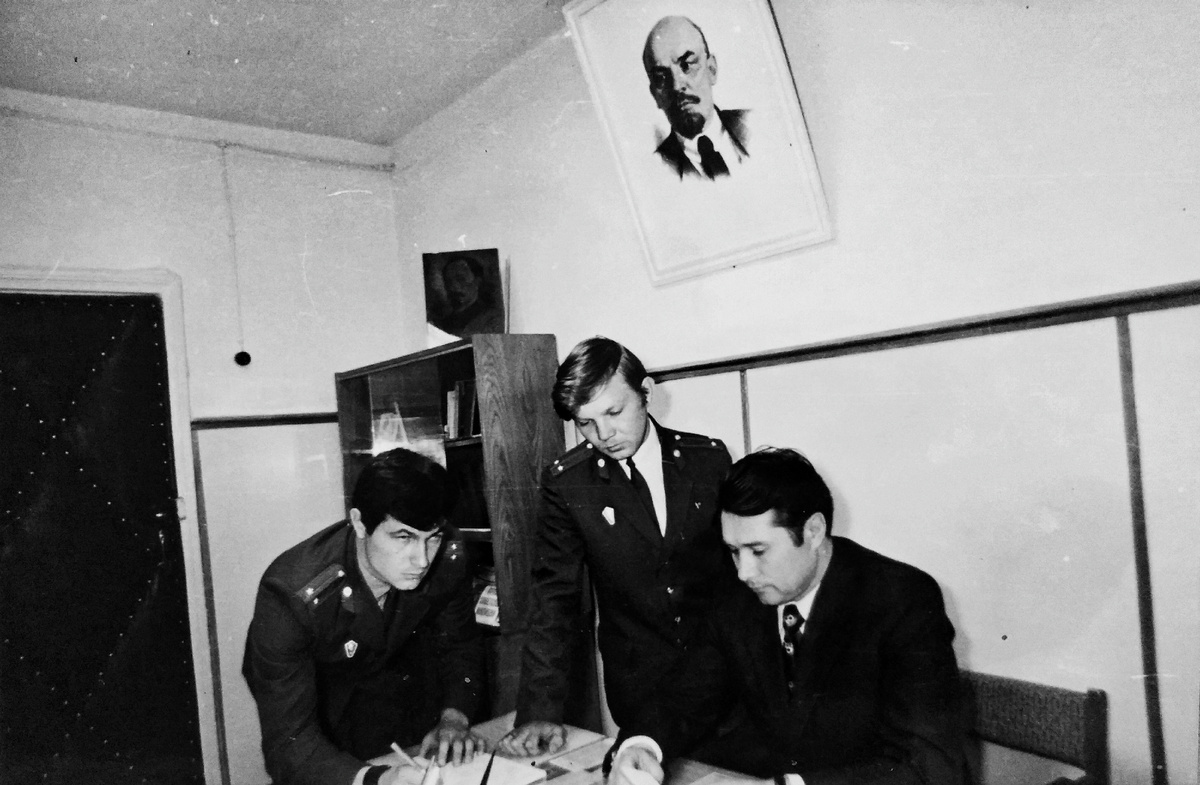 Обратите внимание: какой интеллигентный образ советского милиционера являет нам начальник ОУР (он справа) моего бывшего ОВД! Фото середины 1970-ых из личного архива автора.