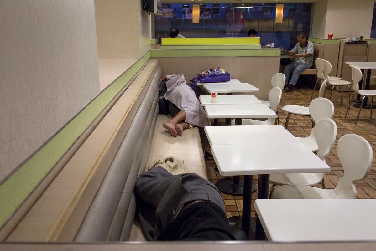 Обычная картина в McDonald's в Гонконге по ночам