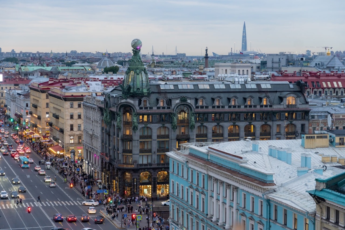 Тот самый пресловутый Невский, но с необычного ракурса. Поняли откуда?