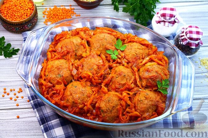 булгур, чечевица красная, морковь, лук репчатый, лук зелёный, зелень петрушки, томатная паста, крупа манная, паприка молотая, чеснок сушёный молотый, мускатный орех молотый, соль, перец чёрный молотый, масло растительное