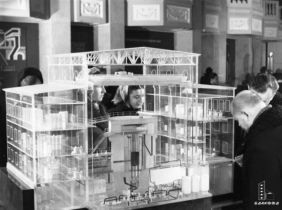 Фото: из фонда БГАКФФД, Макет первой в СССР атомной станции по использованию атомной энергии в мирных целях, представленный в Минске на выставке профильных проектов, зима 1957 г.