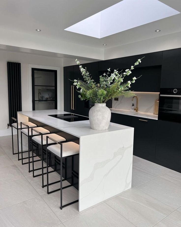 Кухня в черно-белых цветах