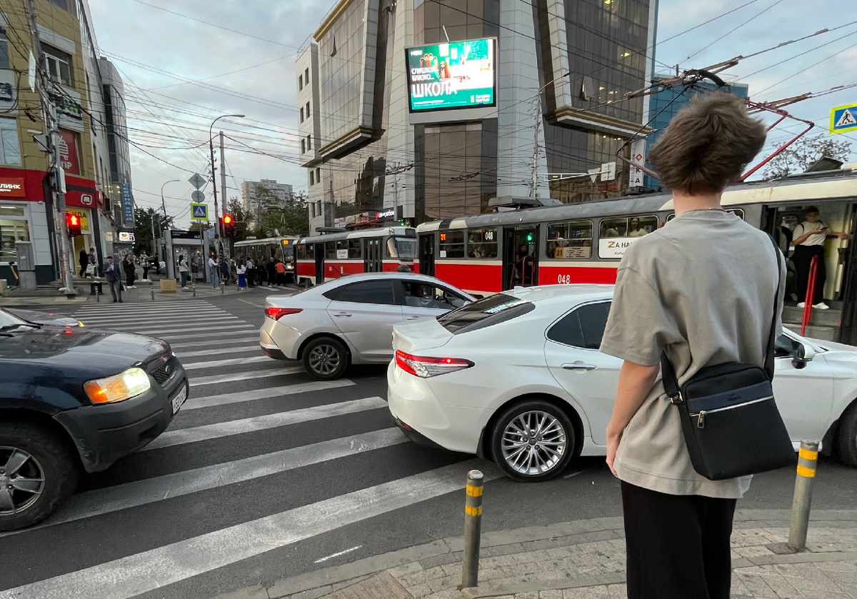 На трамвае без пробок, говорите? Смотрите сами, дорога перекрыта из-за поломки 🚃. Фото автора.