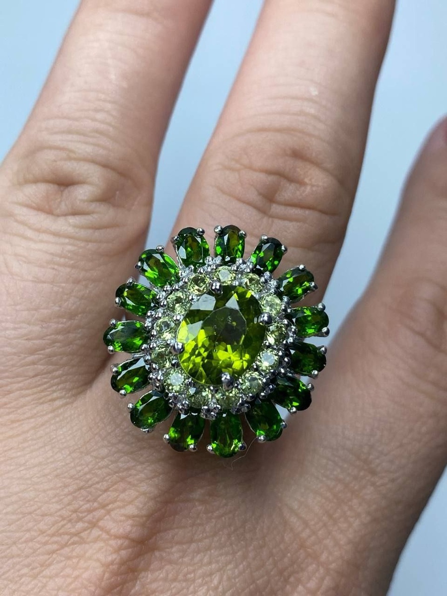 Крупное кольцо с хризолитом в центре в обрамлении хромдиопсидов. Сочетание оттенков шик! Фото: Серебро Уникум Камни Украшения