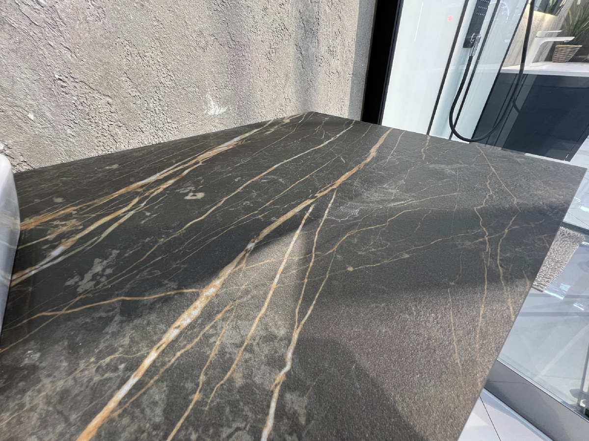 Столешница стилизованная под черный мрамор