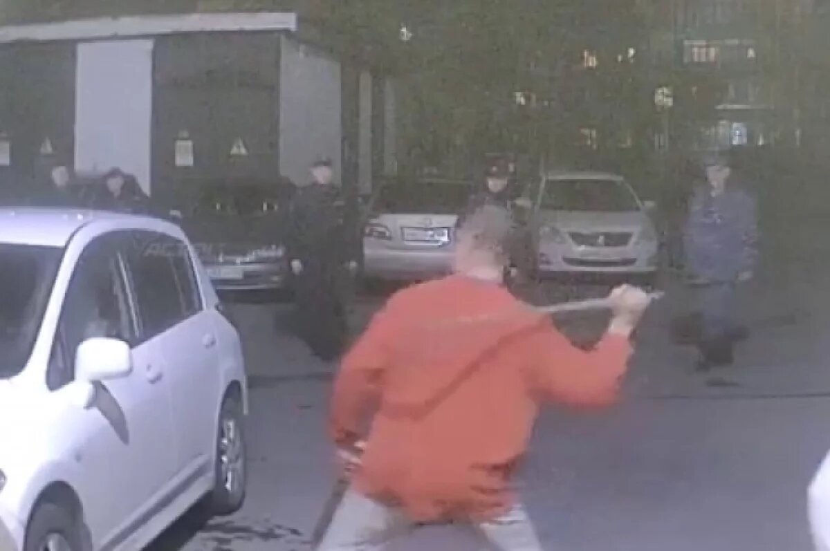    Неадекватный мужчина разбил две машины на глазах полиции в Новосибирске