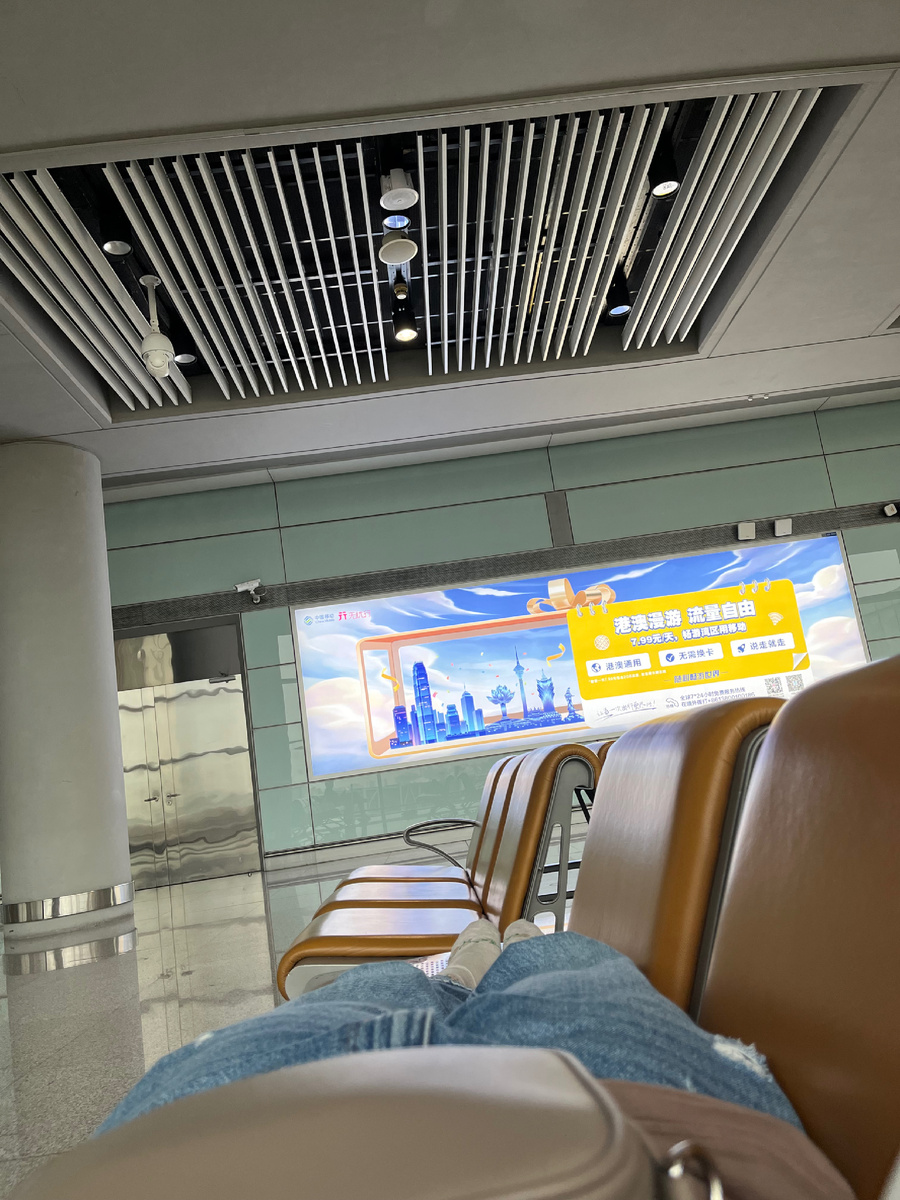 Вытянуть ноги после 7 часов полета