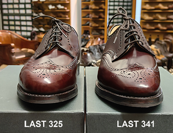 Фото. Дерби Crockett and Jones на колодке 325 (cлева) и колодке 341 (справа)          
Очевиден разный изгиб передней части мыса ботинок и конфигурация.