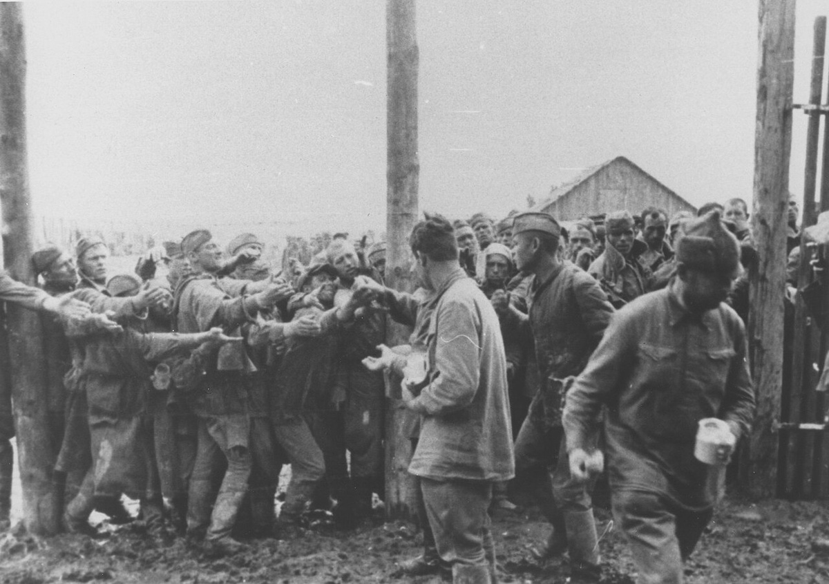 Раздача продовольствия в лагере для военнопленных близ Винницы, Украина (июль 1941 г.)