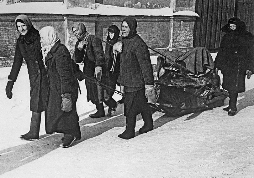 Доставка продуктов для столовой. Блокадный Ленинград. Источник - https://skaramanga-1972.livejournal.com/184188.html
