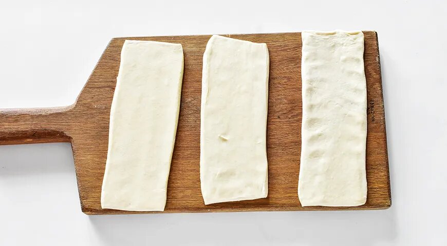   Слойки с клубникой из готового слоеного теста (gastronom.ru)