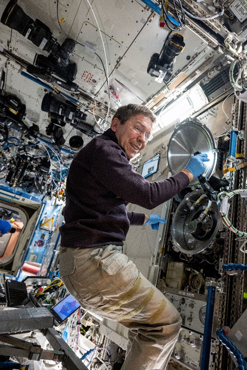 Майкл Баррат закладывает новые образцы в материаловедческую печь стойки CIR. Фото: nasa.blog.com 
