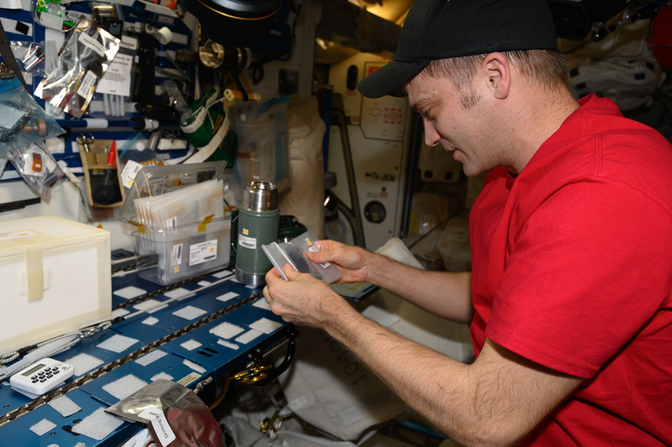 Мэтью Доминик работает с образцами космического бетона. Фото: nasa.blog.com