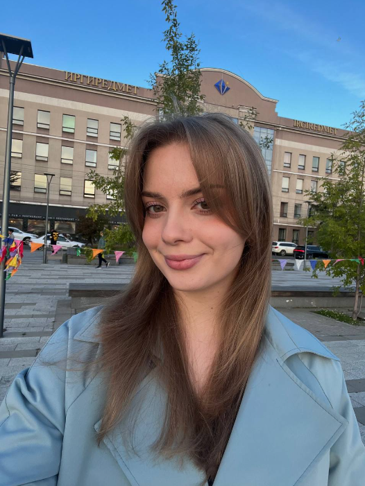 На мне тренч, который я приобрела еще в школе, сейчас я заканчиваю университет