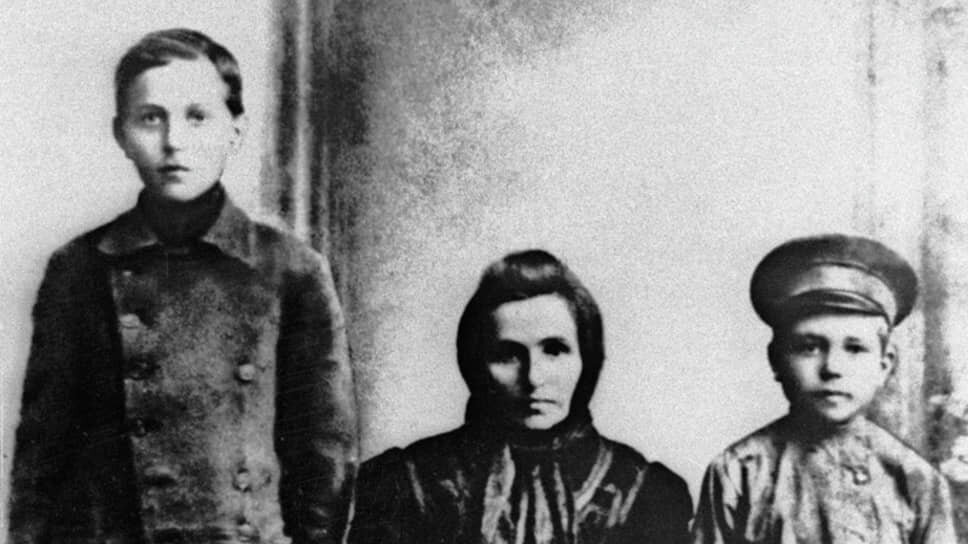 Ольга Осиповна Островская с сыновьями Николаем (справа) и Дмитрием, 1908 год.📷Фото: РИА Новости