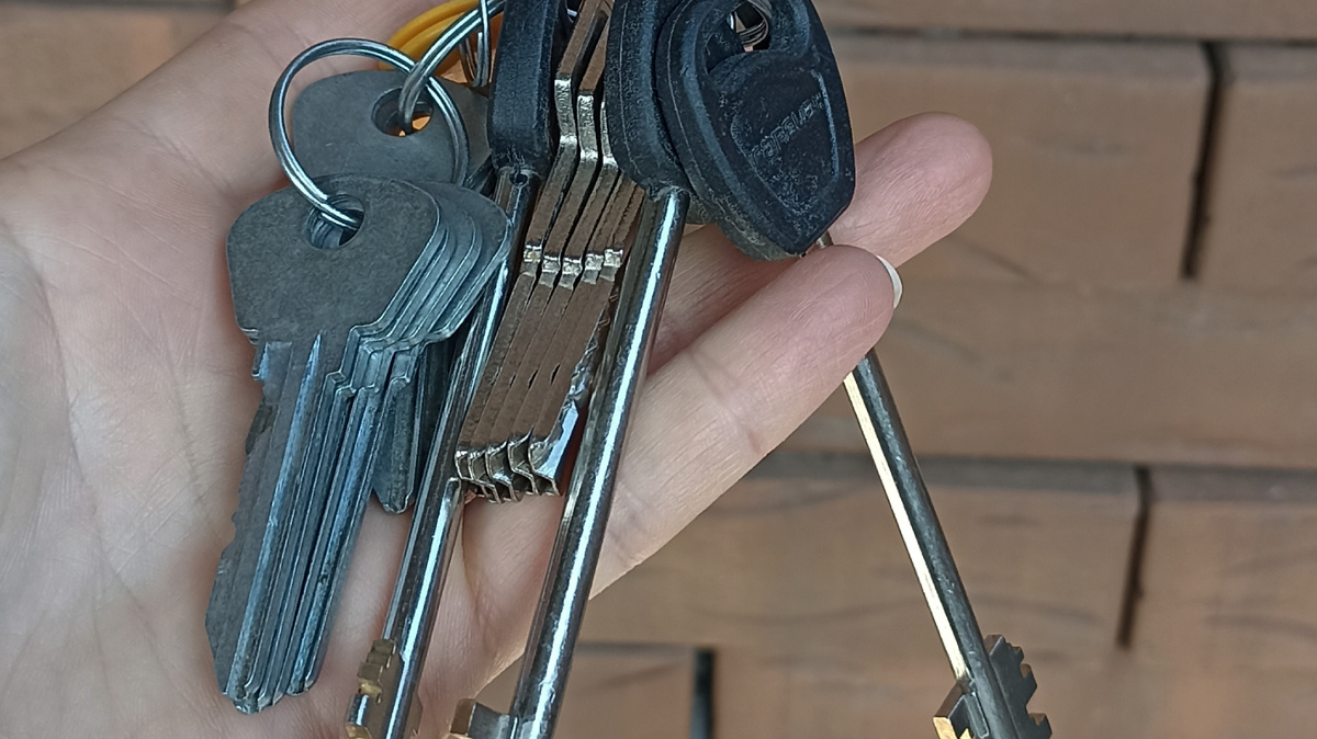 Тяжелая связка ключей от всех входных дверей