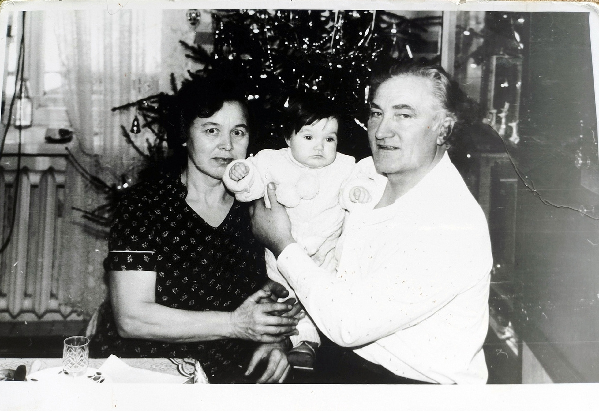 Наташа с родителями