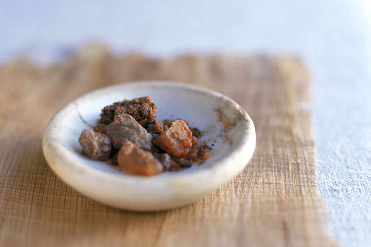 Мирру (смирну) издревле использовали в религиозных ритуалах и медицине.