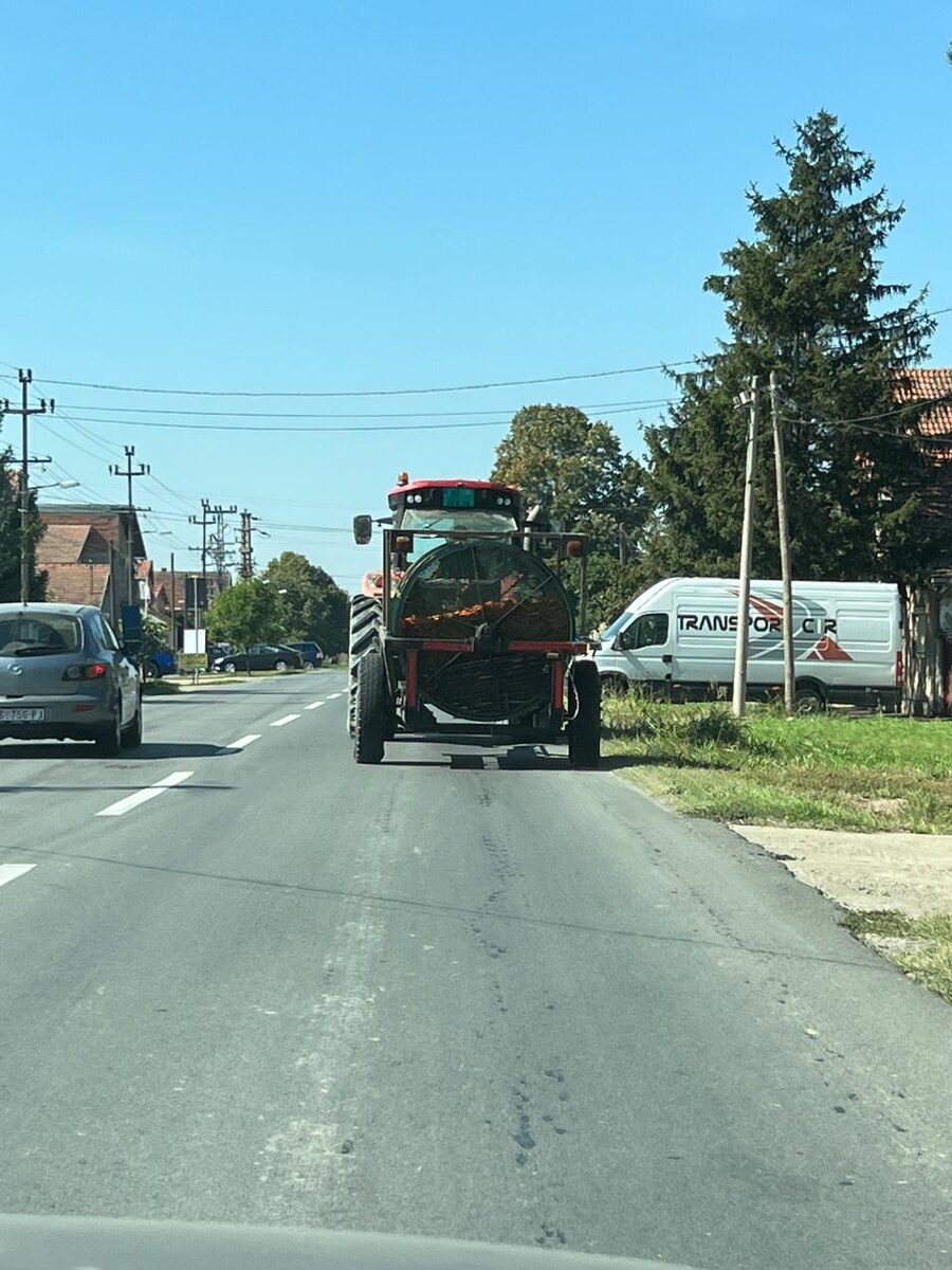 В тракторе местный житель везет морковь, которую он искупал в Дунае