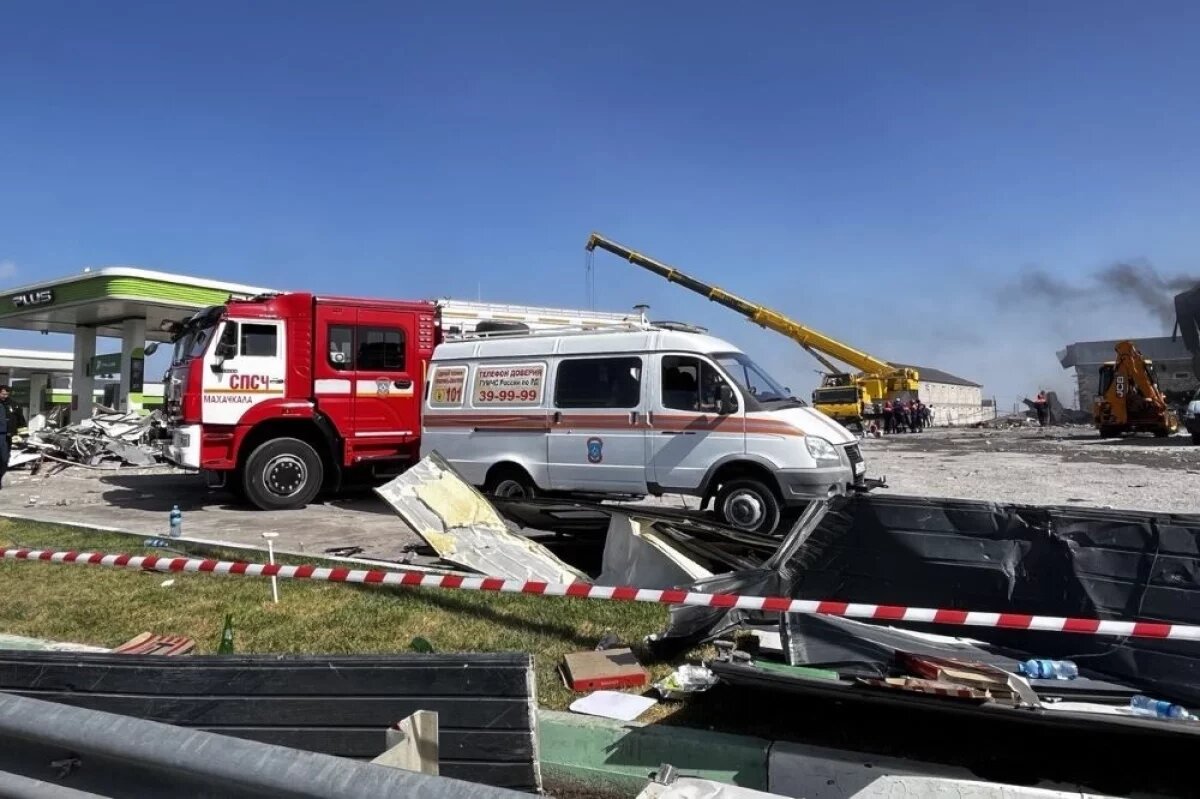    Место взрыва оцеплено, полиция не пускает гражданских.