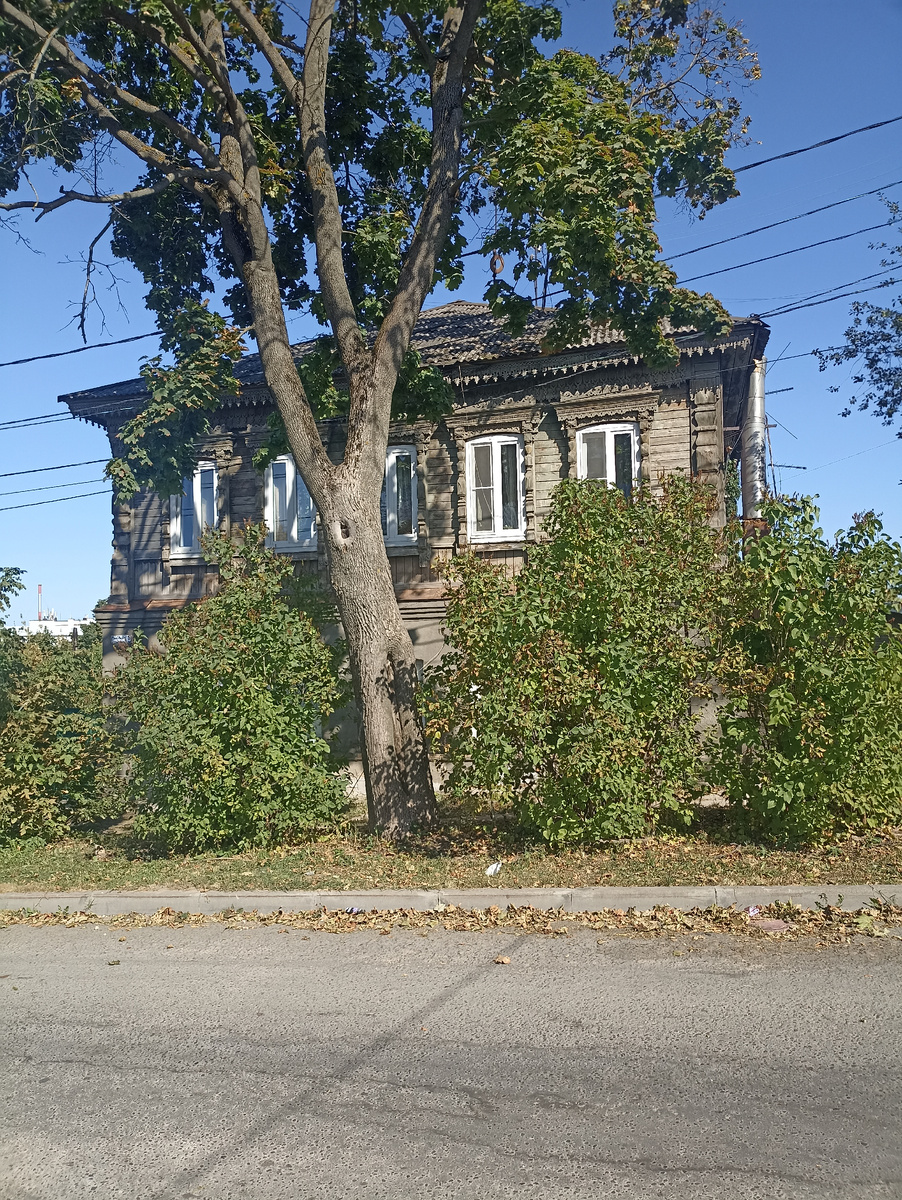 Современные пластиковые окна в обрамлении резных наличников - необычное сочетание? Вовсе нет! 