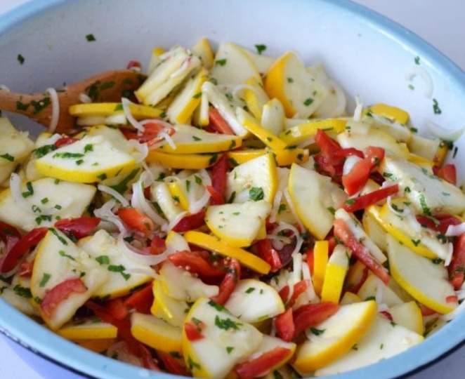 Остренькие кабачки "под грибы" с перцем и петрушкой: в такой салат из последних кабачков не жалко. До Нового года разлетается