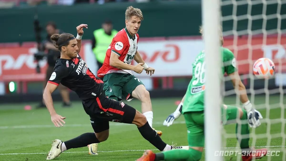 Самошников забивает в ворота "Спартака". Фото "СЭ"