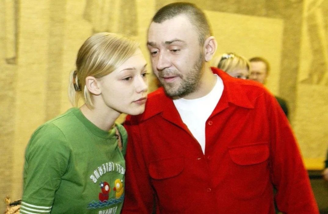 на фото Сергей Шнуров и Оксана Акиньшина