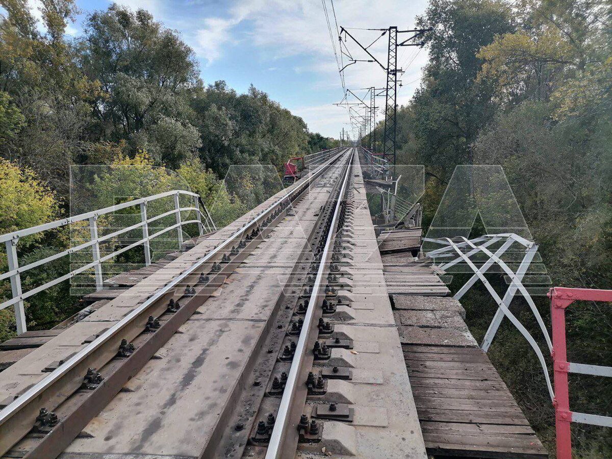    На ж/д мосту в Самарской области произошел взрыв. Власти называют произошедшее хлопком