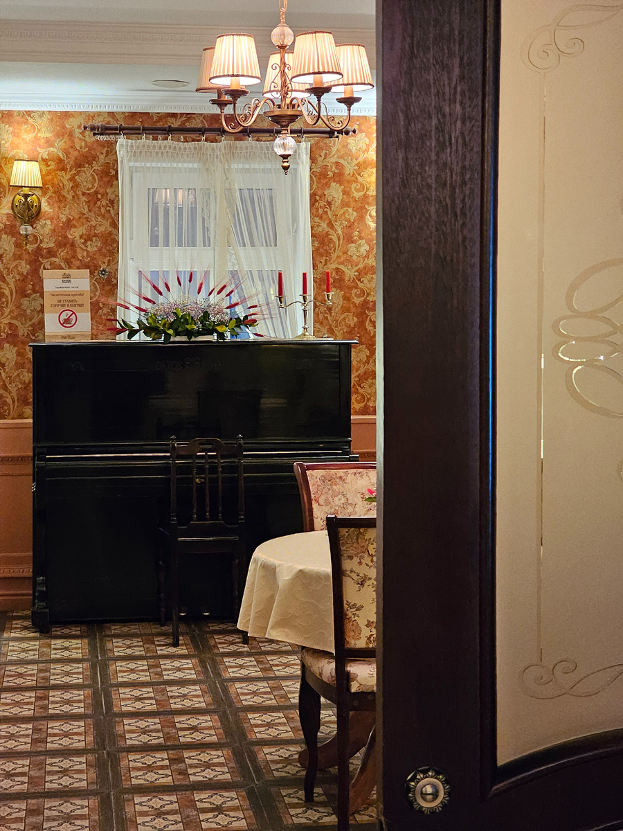 Внутри гостиничного комплекса