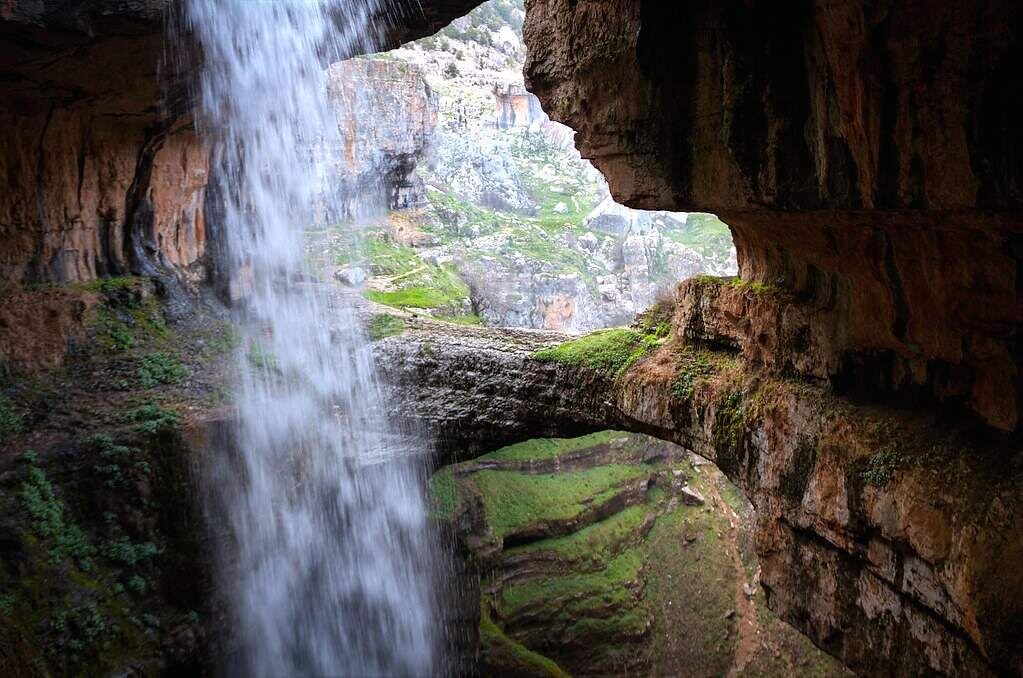 Внутри водопада. Источник: Яндекс картинки
