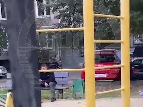 Неизвестный караулит детей. Скриншот видео ТГ-канала "SHOT".
