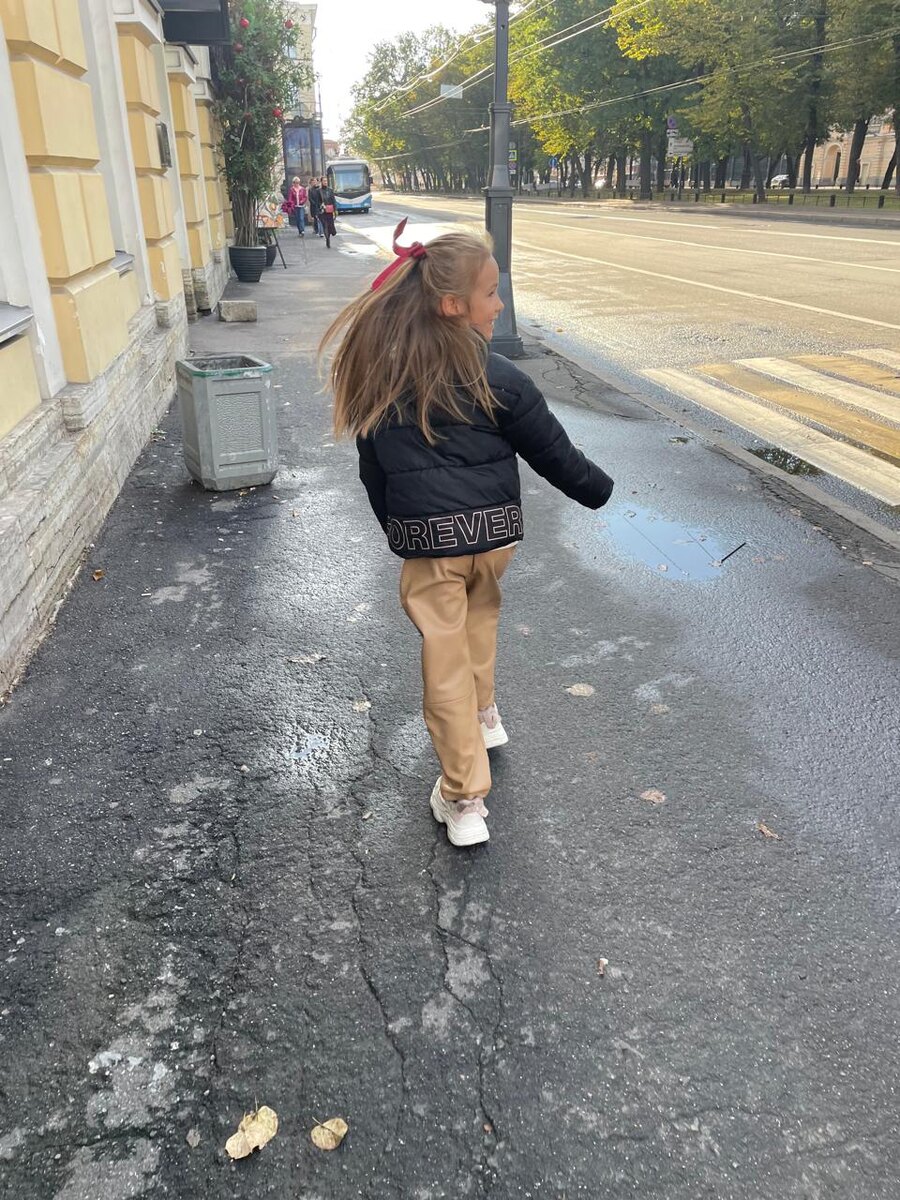 вот такой красивый бантик ей заколола