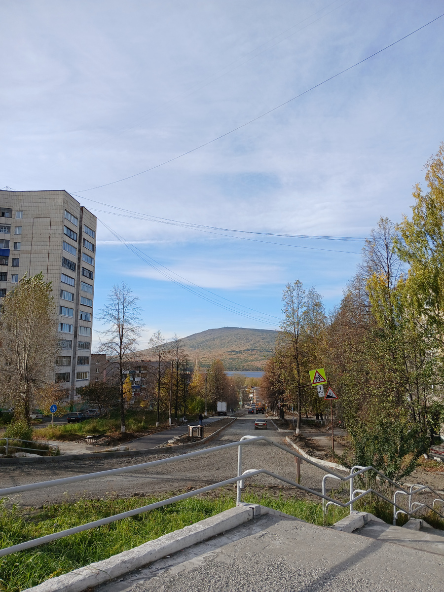 Горы ,пруд,магазинчики и ТЦ, много зелени и сосен