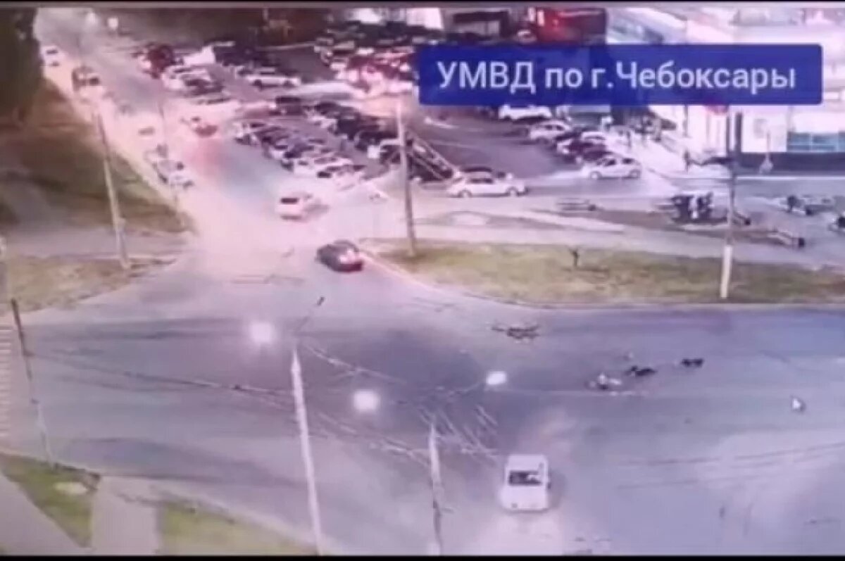    Двое подростков на питбайке врезались в иномарку в Чебоксарах