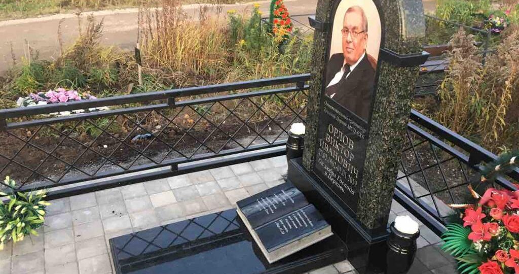 Какие лучше ставить мужчинам памятники на могилу