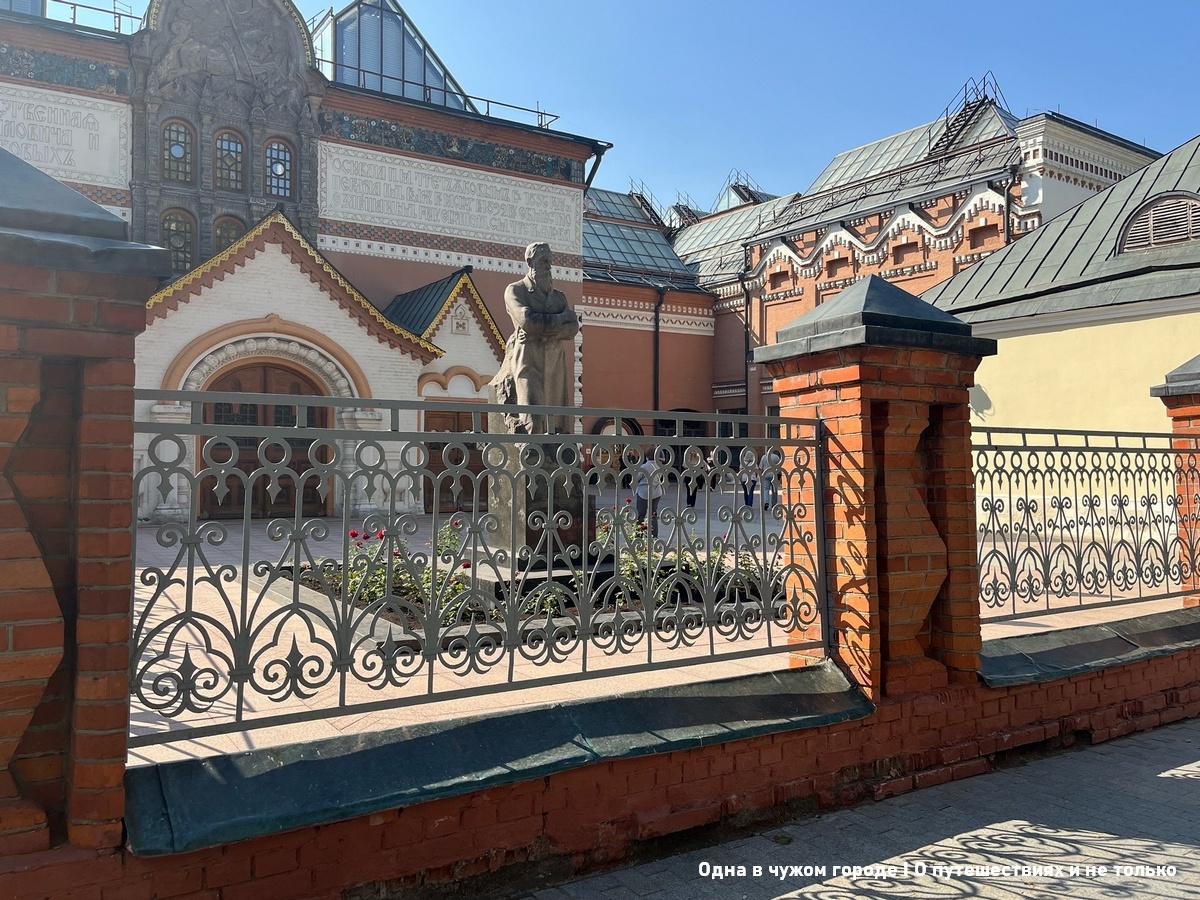 В кадр дядечка, к сожалению, не попал. Просто поверьте на слово - именно в этом месте он и стоял со своими рекламными листочками😉  