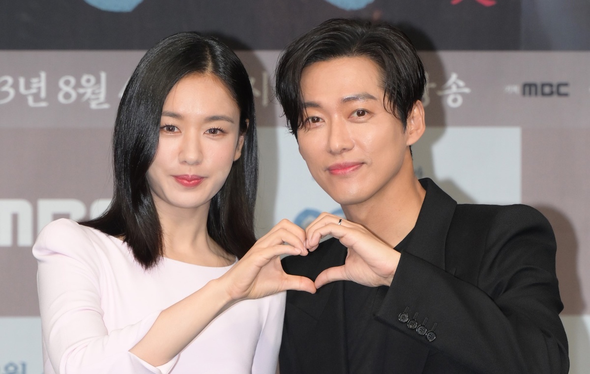 Исполнители главных ролей в дораме: актёры А Ын Джин и Намгун Мин