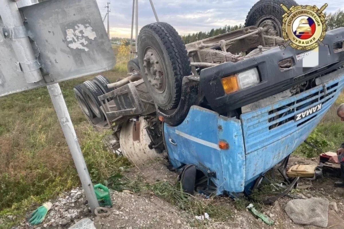    В Чувашии «КамАЗ» сбил двух пешеходов и опрокинулся в кювет