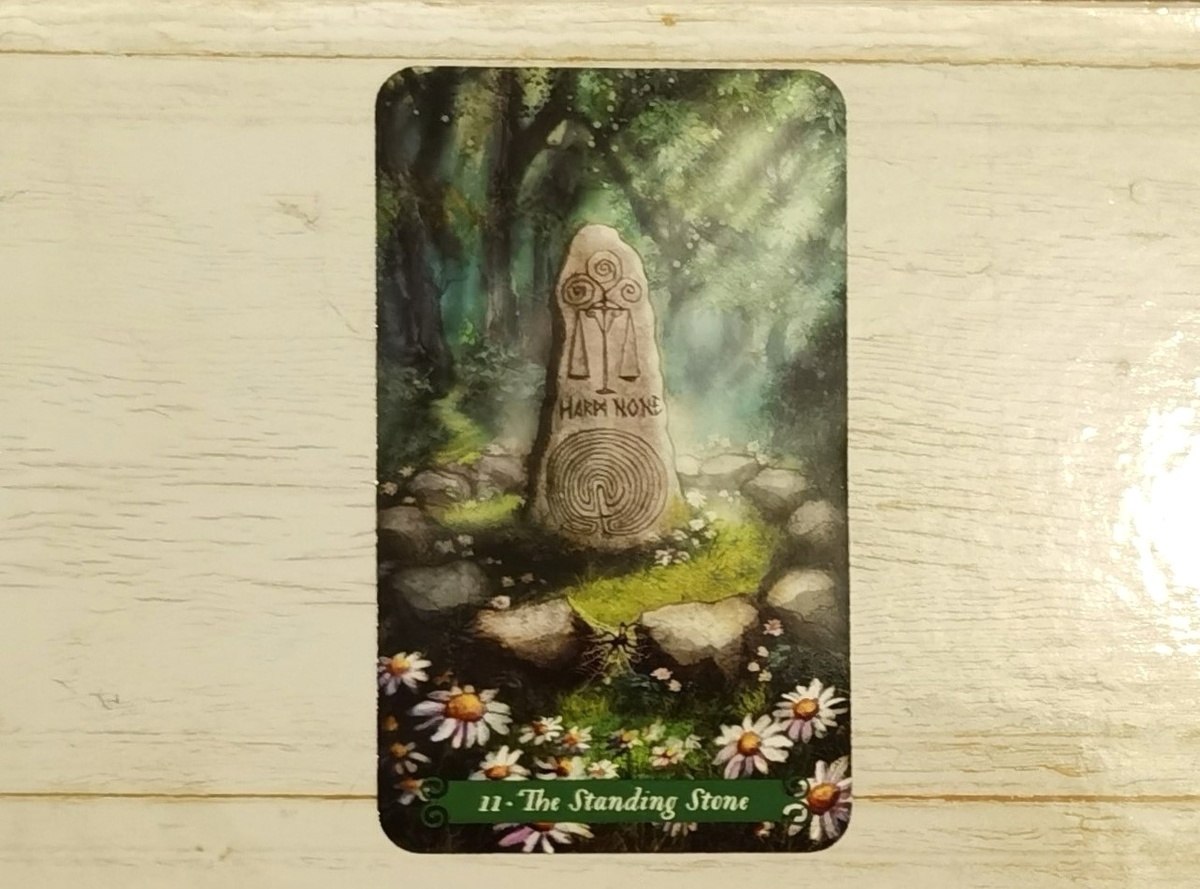 Аркан 11 "Стоячий камень" ("The standing stone"). "Таро Зеленой ведьмы".
