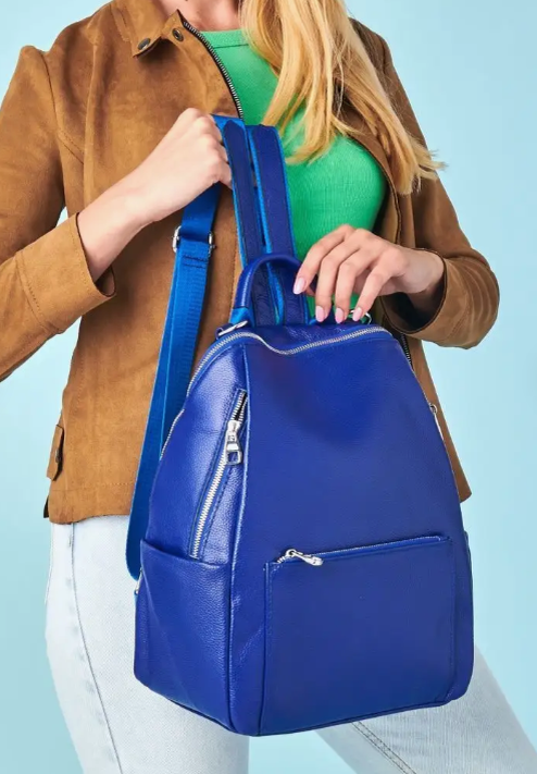 Этот рюкзак купила из-за цвета - ноут в него влезает не полностью, к сожалению, молния не застёгивается.