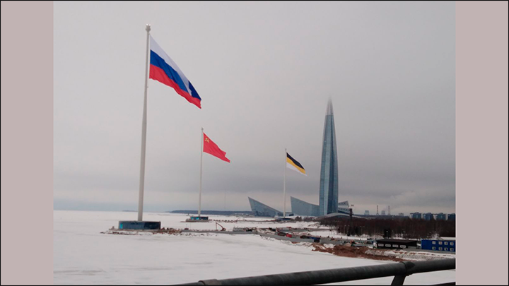 ФОТО: ПЕТЕРБУРГ. ИМПЕРСКИЙ ФЛАГ ЕЩЁ НЕДАВНО СЧИТАЛСЯ СИМВОЛОМ "РУССКОГО ФАШИЗМА". ФОТО АВТОРА