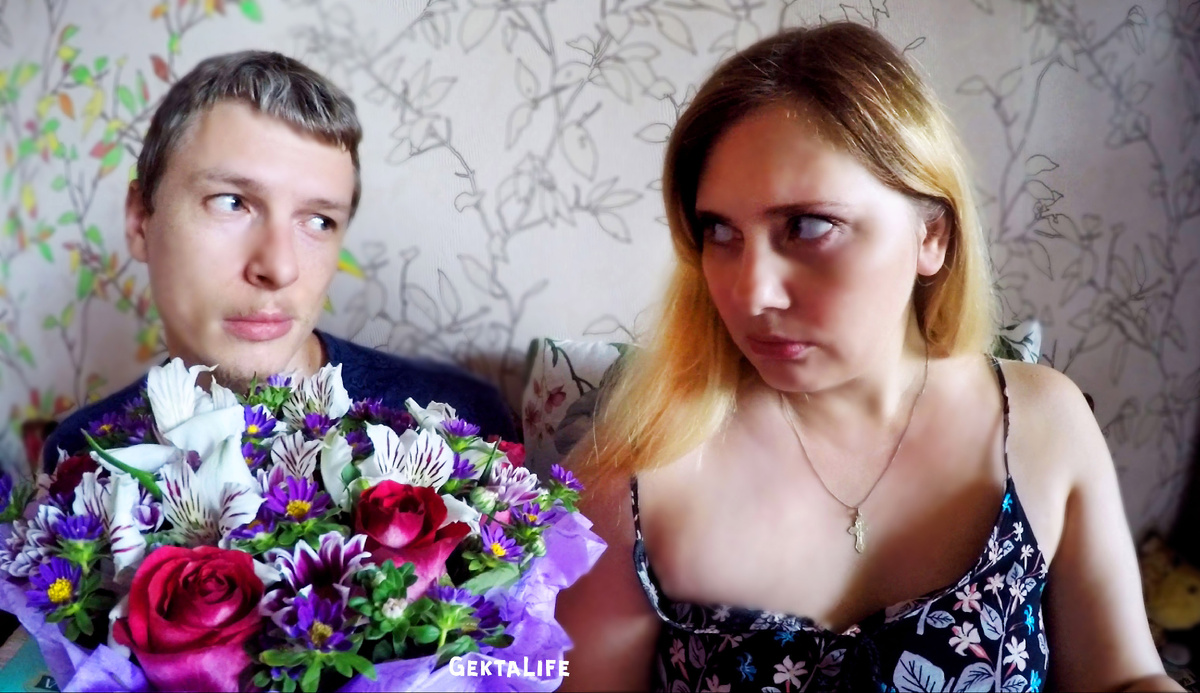 Муж после очередного абьюза с его стороны просит прощение букетом и словами...