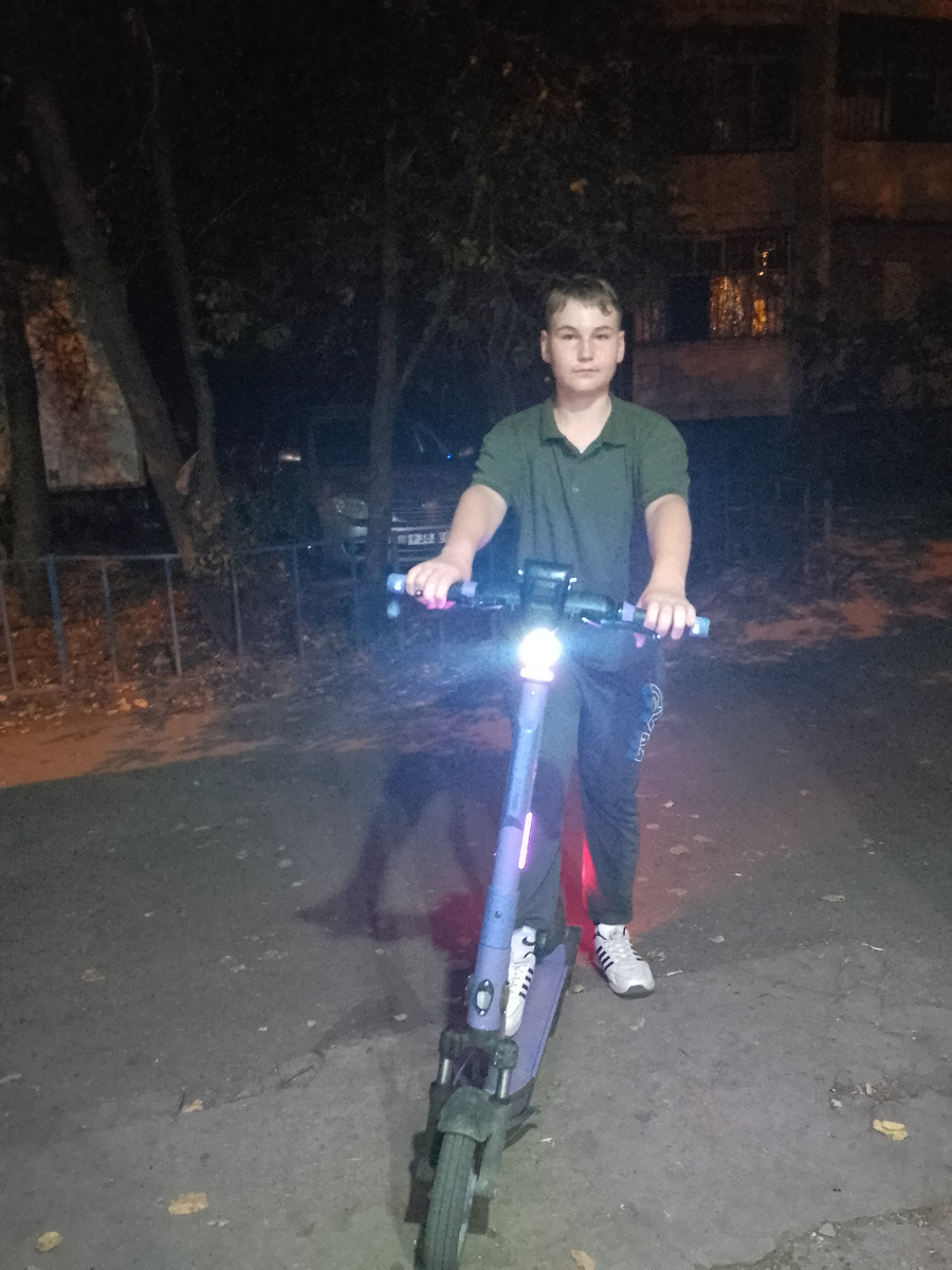 Сын на арендованном самокате 