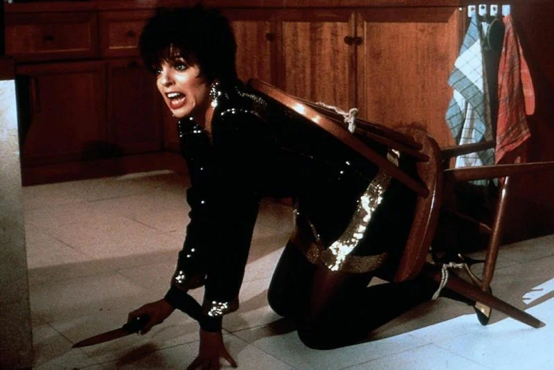 Связаная на стуле проститутка с ножом. Тик ток такому не научит.