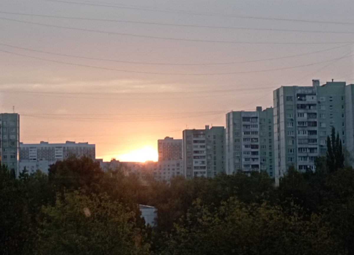 Рассвет за нашим окном. ЗДЕСЬ и далее фото автора и(или) из личного архива автора если не указано иначе.