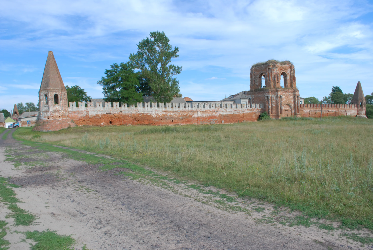 Спасо-Преображенский монастырь. Севск. Фото с сайта https://commons.m.wikimedia.org/wiki/File:Севск._Спасо-Преображенский_монастырь_(18_в.)..JPG. Взято с Яндекс.Картинки