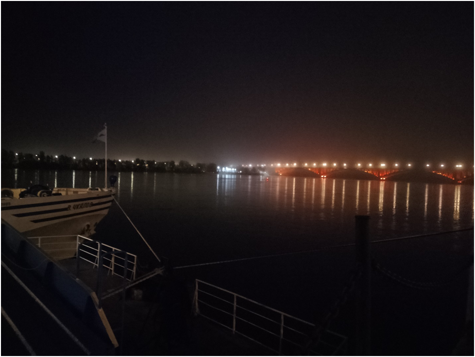 Коммунальный мост и нос теплохода.
