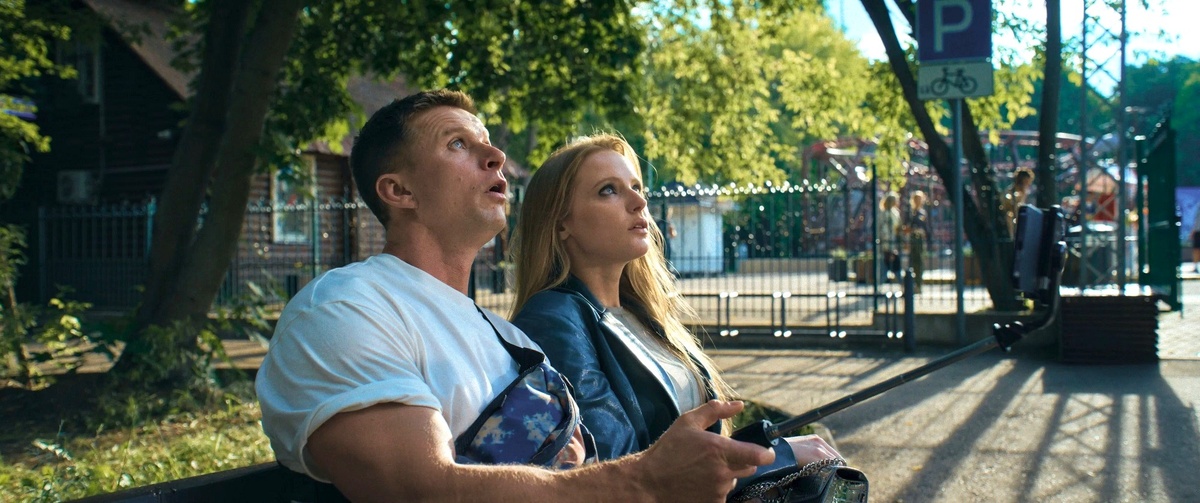 Герои Курцына и Лебедевой немного похожи на Спортмастера и Тигрицу из «Старгерл». Кадр из к/ф «Пираты галактики Барракуда».