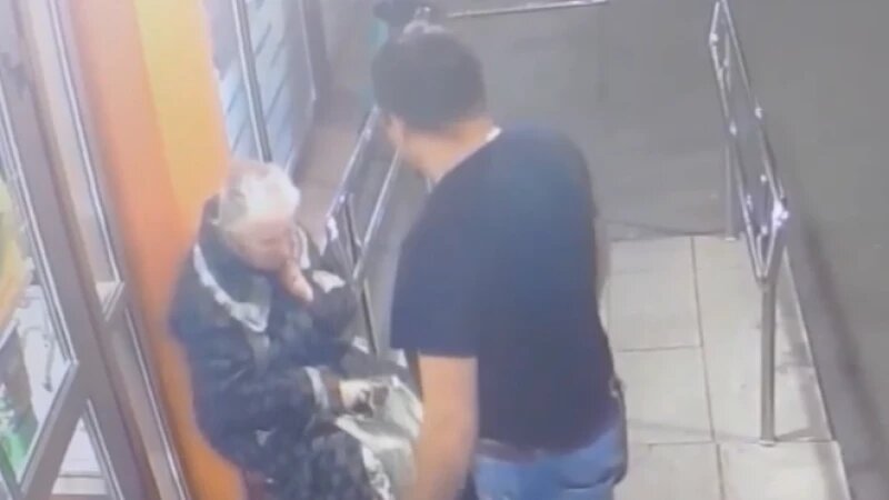     Прохожий избил бабушку, продающую цветы. Соцсети